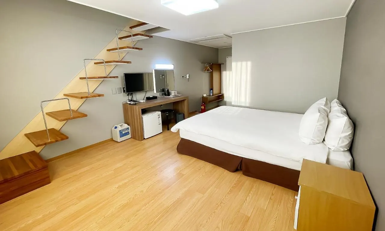Pampas Hotel Jeju 3*,